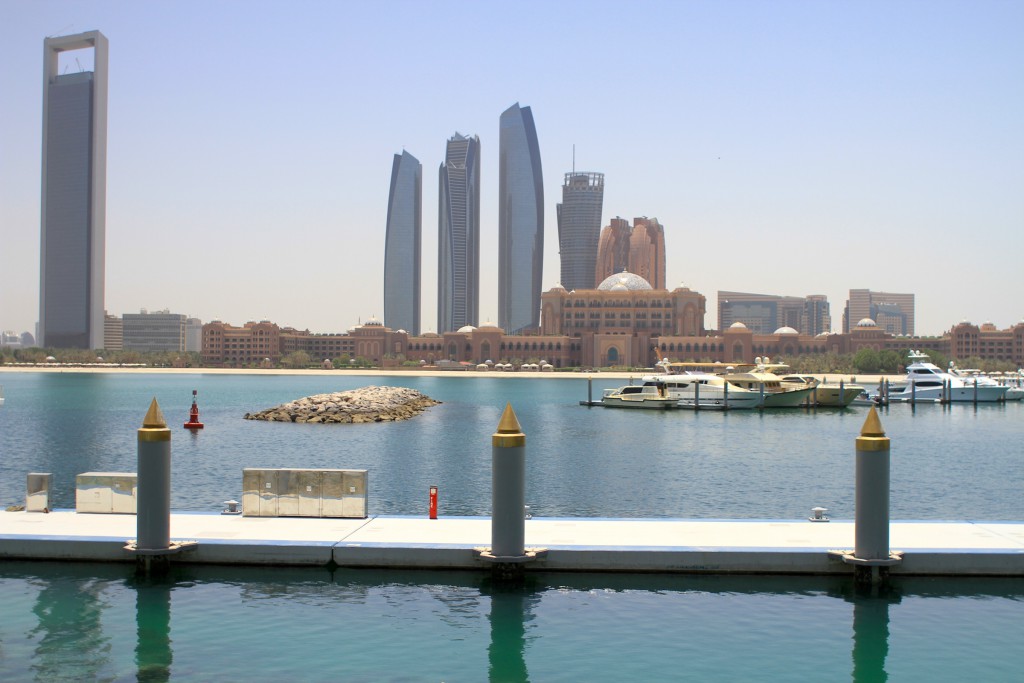 Der Adnoc Tower (li.) und die Emirates Towers (Mitte) vom Jachthafen des Kempinski Emirates Palace. 