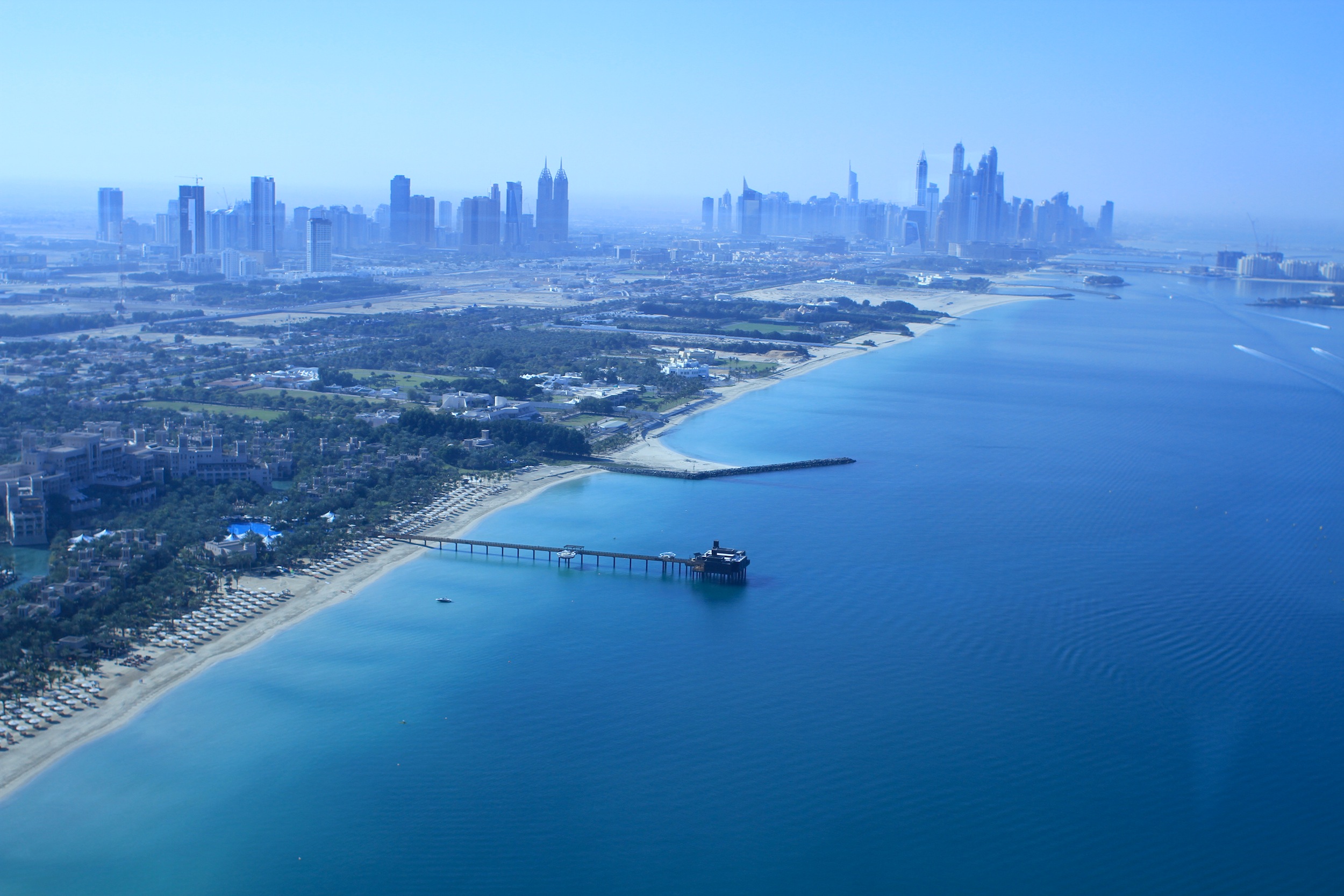 Der Blick vom Burj Al Arab auf die Dubai Marina (re.) und die Türme der Sheikh Zayed Road (li.).