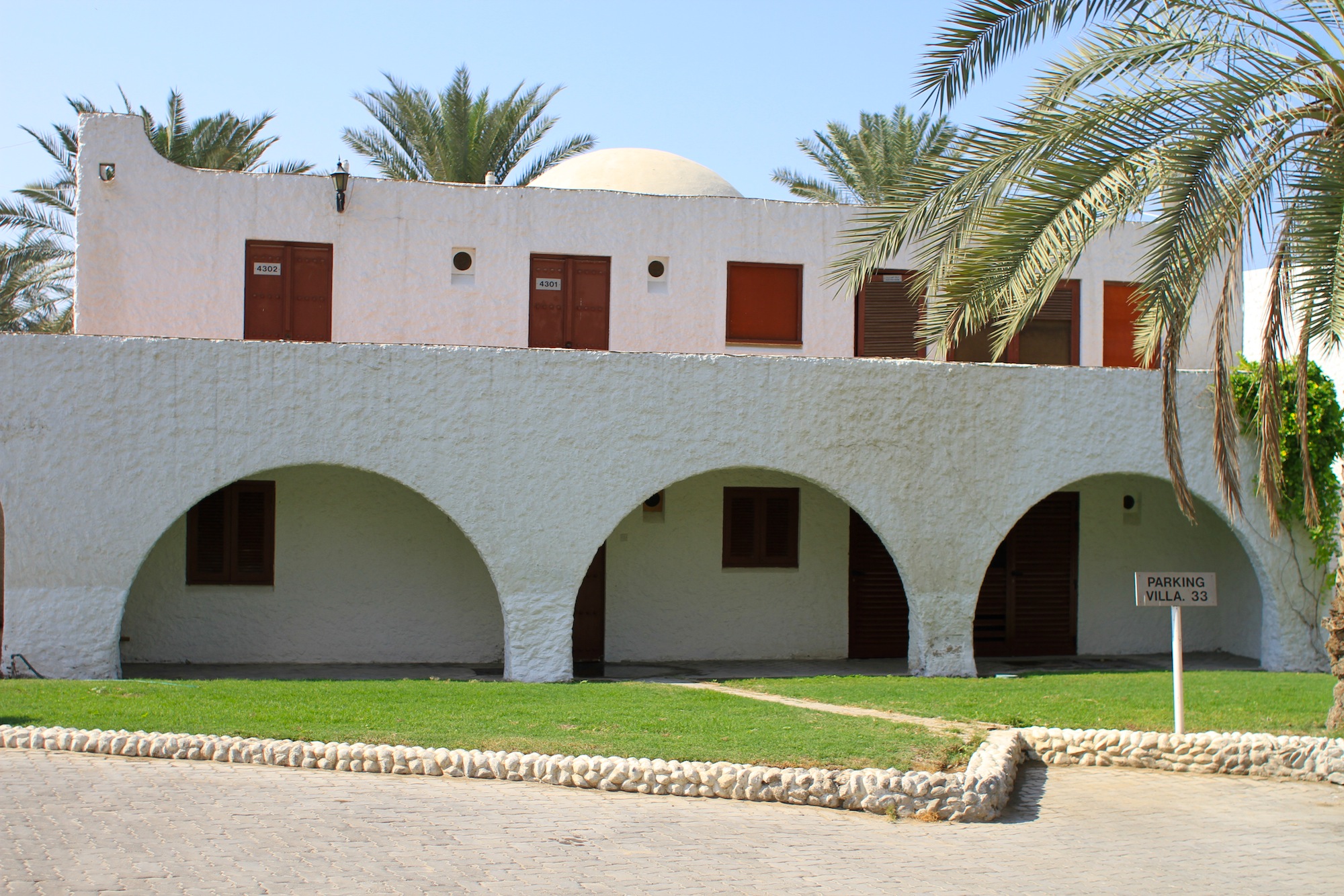 Die Verbindung aus traditioneller Formsprache mit Resortarchitektur im Marbella Resort, Sharjah.