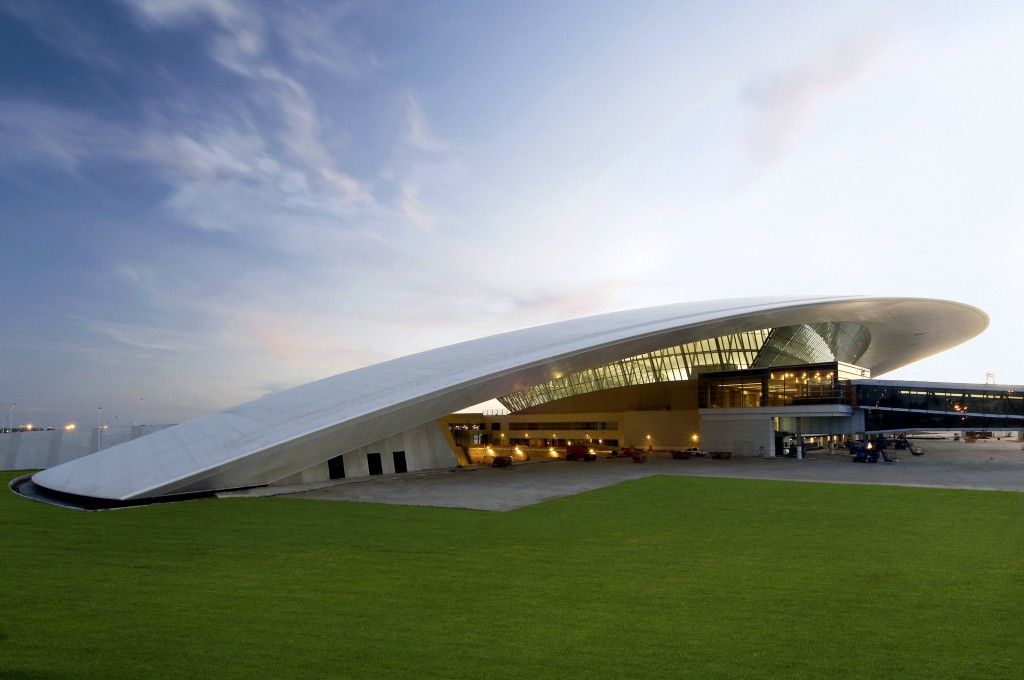 Aeropuerto Internacional De Carrasco General Cesáreo L. Berisso in Montevideo, Uruguay. Von Rafael Viñoly. 