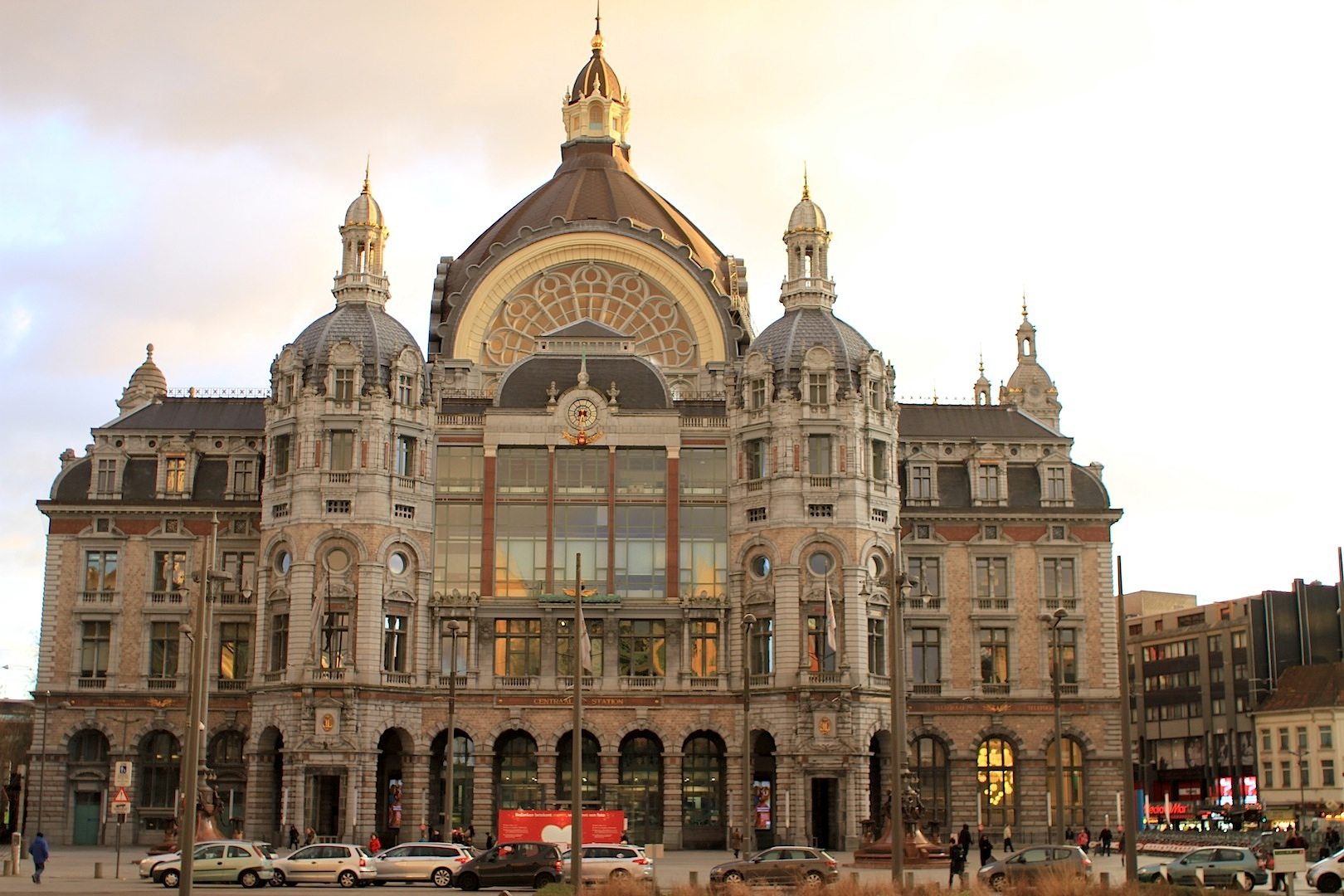 Die Eisenbahnkathedrale. Oder "Spoorwegkathedraal": so wird der Hauptbahnhof von Antwerpen wegen seiner 75 Meter hohen, weithin sichtbaren Kuppel genannt.