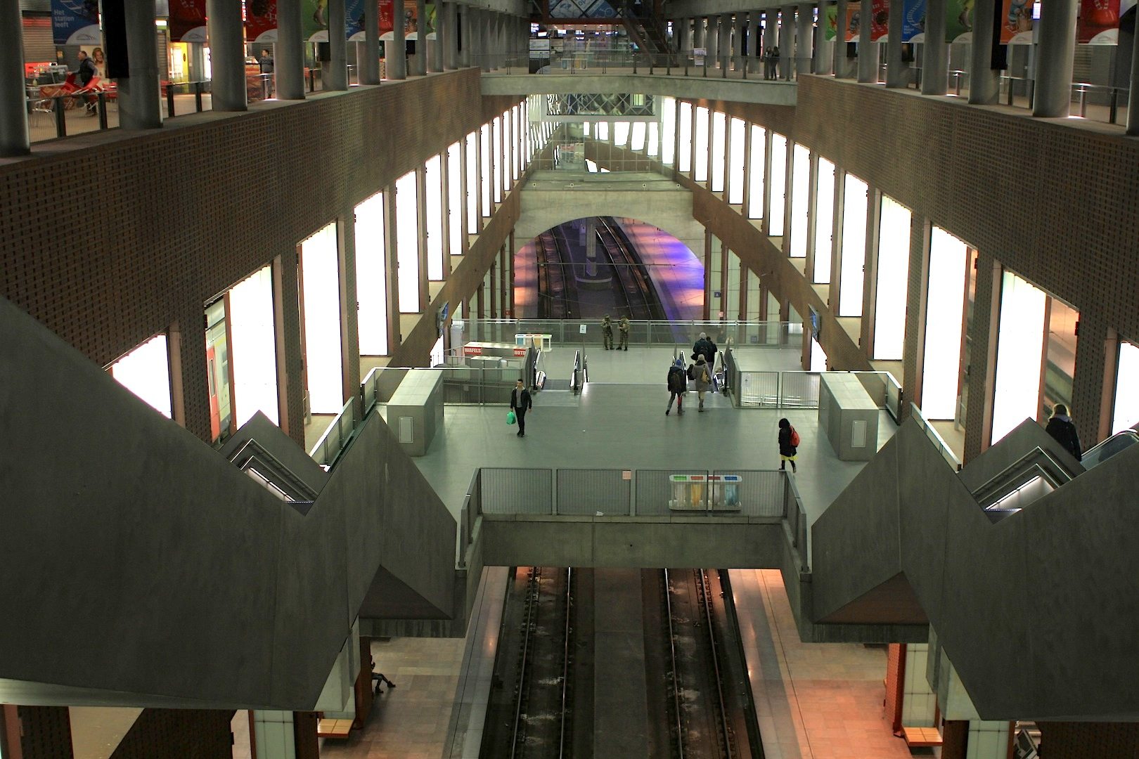 Die Lösung des Genter Architekten Jacques Voncke: die Vertiefung und Untertunnelung des Bahnhofs für Schnellzuganschlüsse