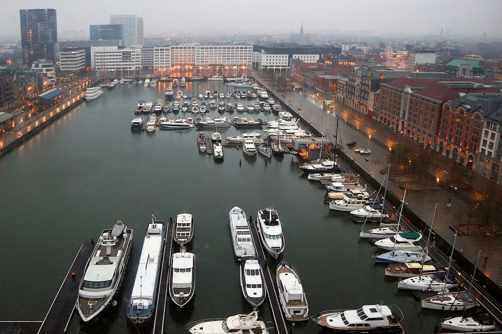Durch die gewellten Glasscheiben fällt der Blick hinunter auf die ältesten Docks der Stadt, den Willemdok und den Bonapartedok.