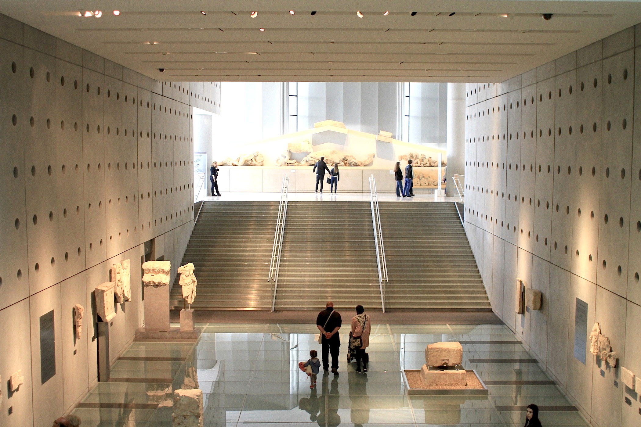 Eine gläserne Rampe und marmorne Freitreppe führt in den oberen Ausstellungssaal. Der Rundgang soll an den beschwerlichen Aufstieg auf den Tempelberg erinnern. Dieses Gefühl wird durch den Wechsel der Raumhöhe von fünf Metern auf das Dreifache verstärkt.