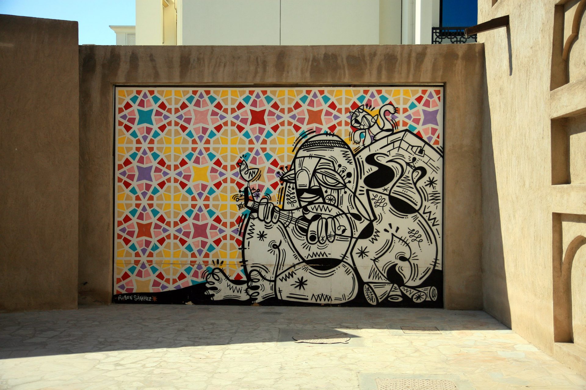 Al Bastakiya. ... sondern auch ein beliebtes Kunstquartier, in dem Dubaier Architekturgeschichte auf zeitgenössische Kunsträume trifft.