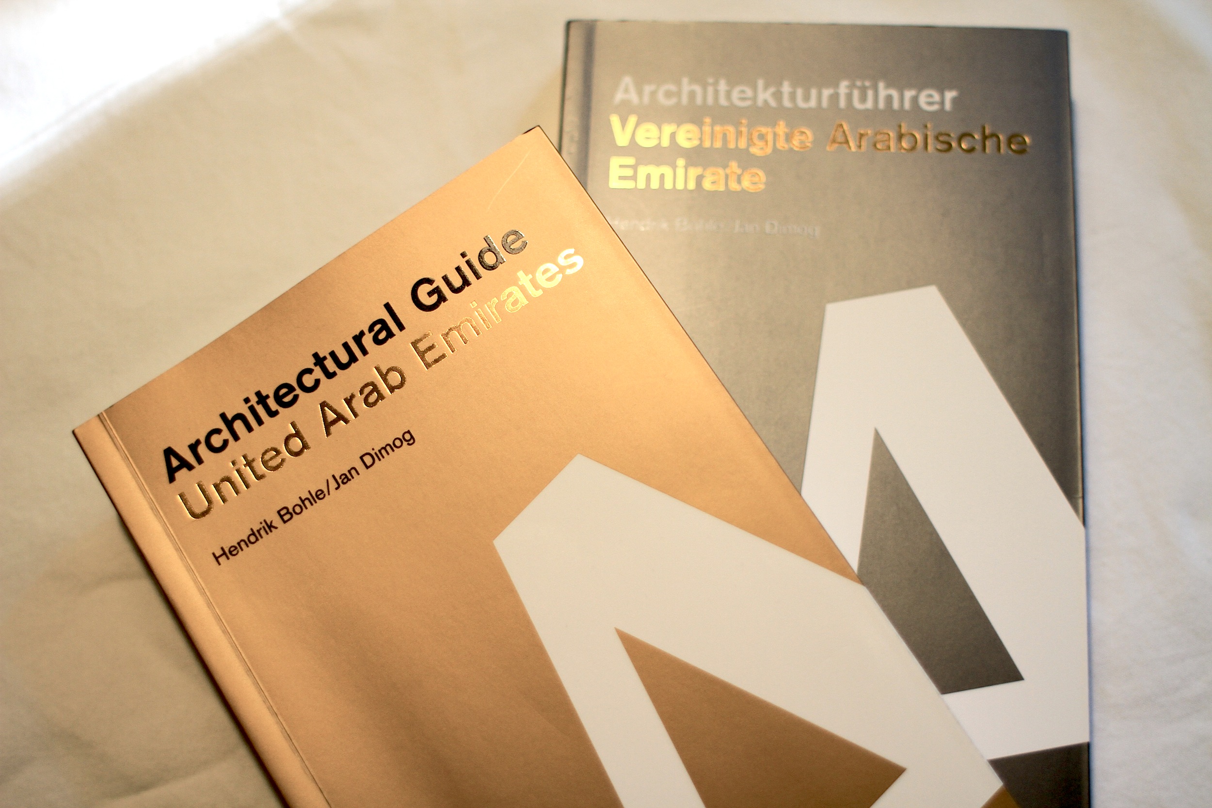 Covers of the Architectural Guide United Arab Emirates by Jan Dimog and Hendrik Bohle.