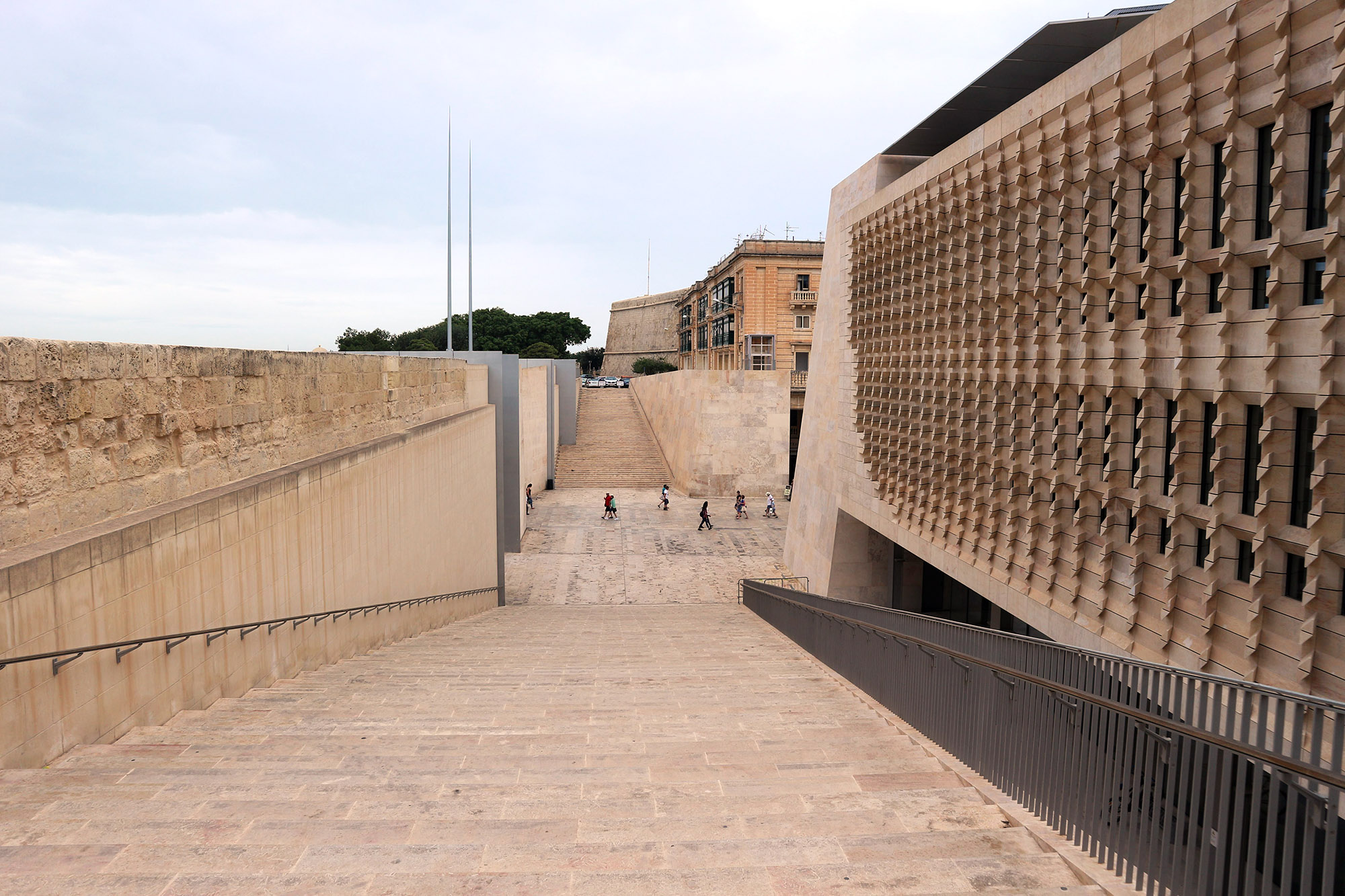Zu beiden Seiten des neuen Stadttores führen breite Treppenanlagen auf die Bastionen. 