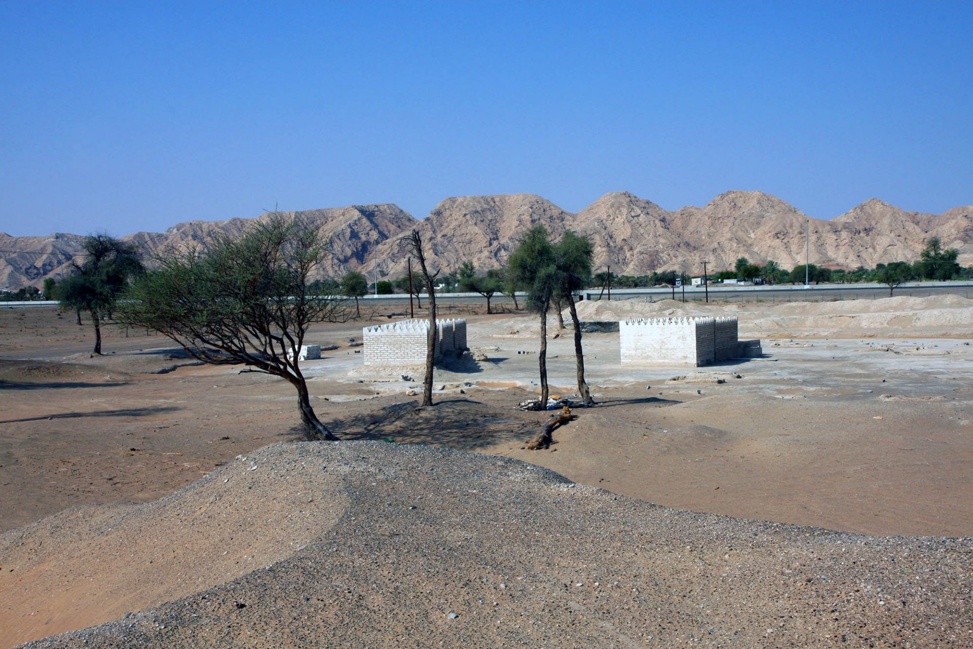 Mleiha. Am Fuße des Jebel Faya befinden sich viele archäologische Stätten, darunter ein Fort, mehrere Grabkammern und weitere Siedlungs- und Bestattungsanlagen.