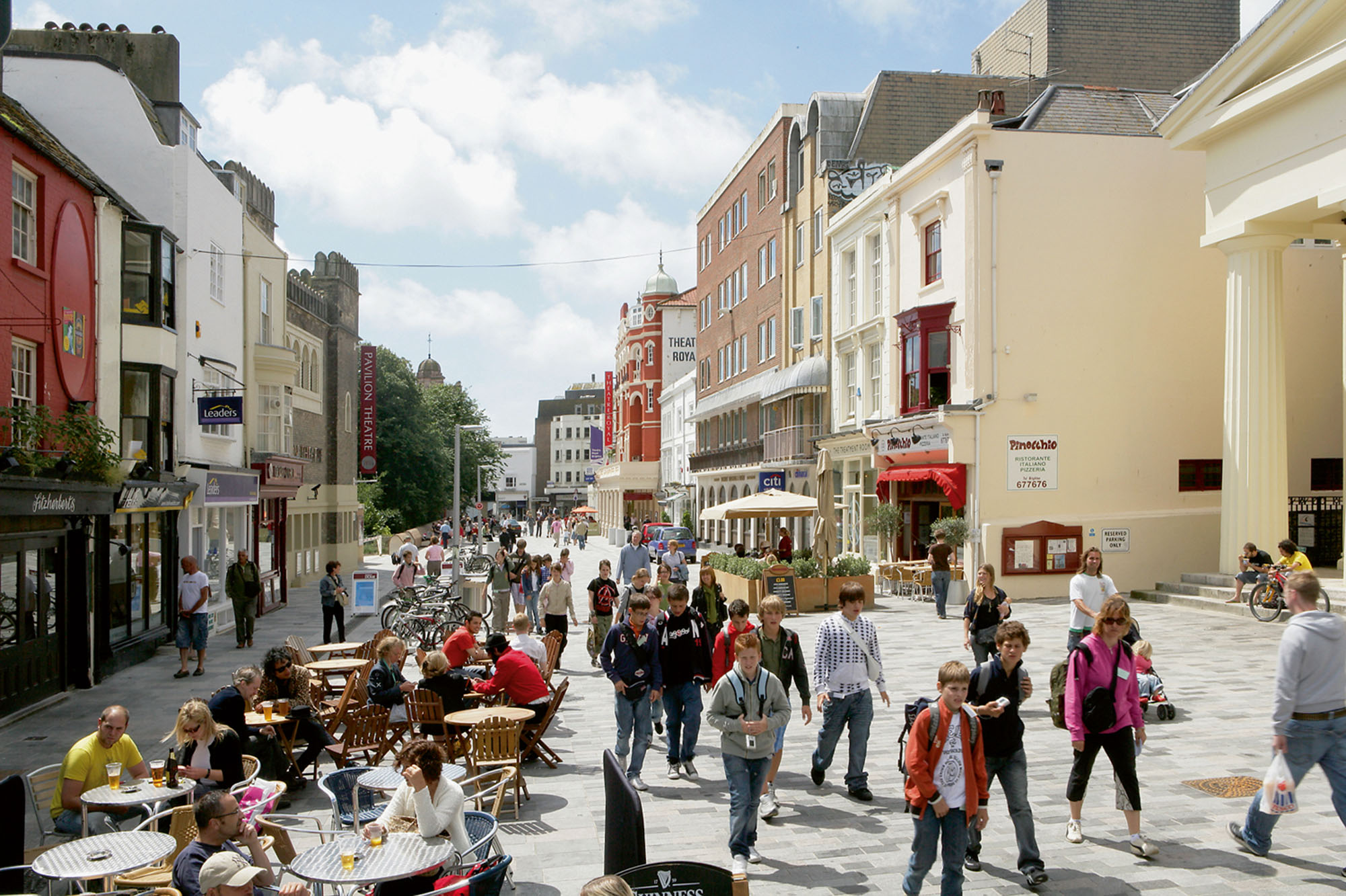 Seit die New Road in Brighton zu einer Fußgängerzone umgebaut wurde, hat sich der Fußgängerverkehr um 62 % erhöht.