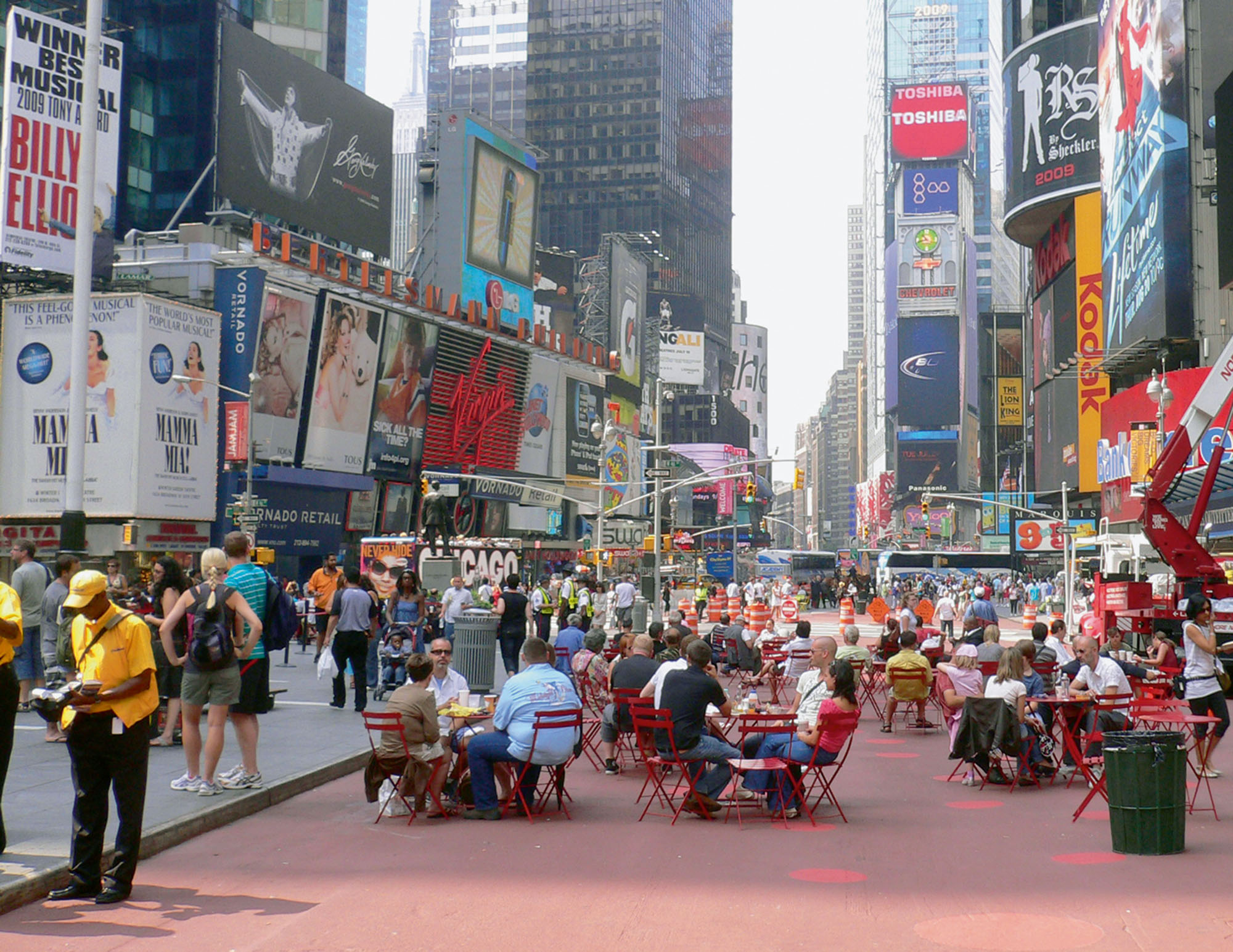 Seitdem der New Yorker Broadway mit dem Times Square 2009 dauerhaft für den motorisierten Verkehr gesperrt wurde, stehen dem Stadtleben zusätzlich 7000 Quadratmeter attraktive Aufenthaltsfläche zur Verfügung.