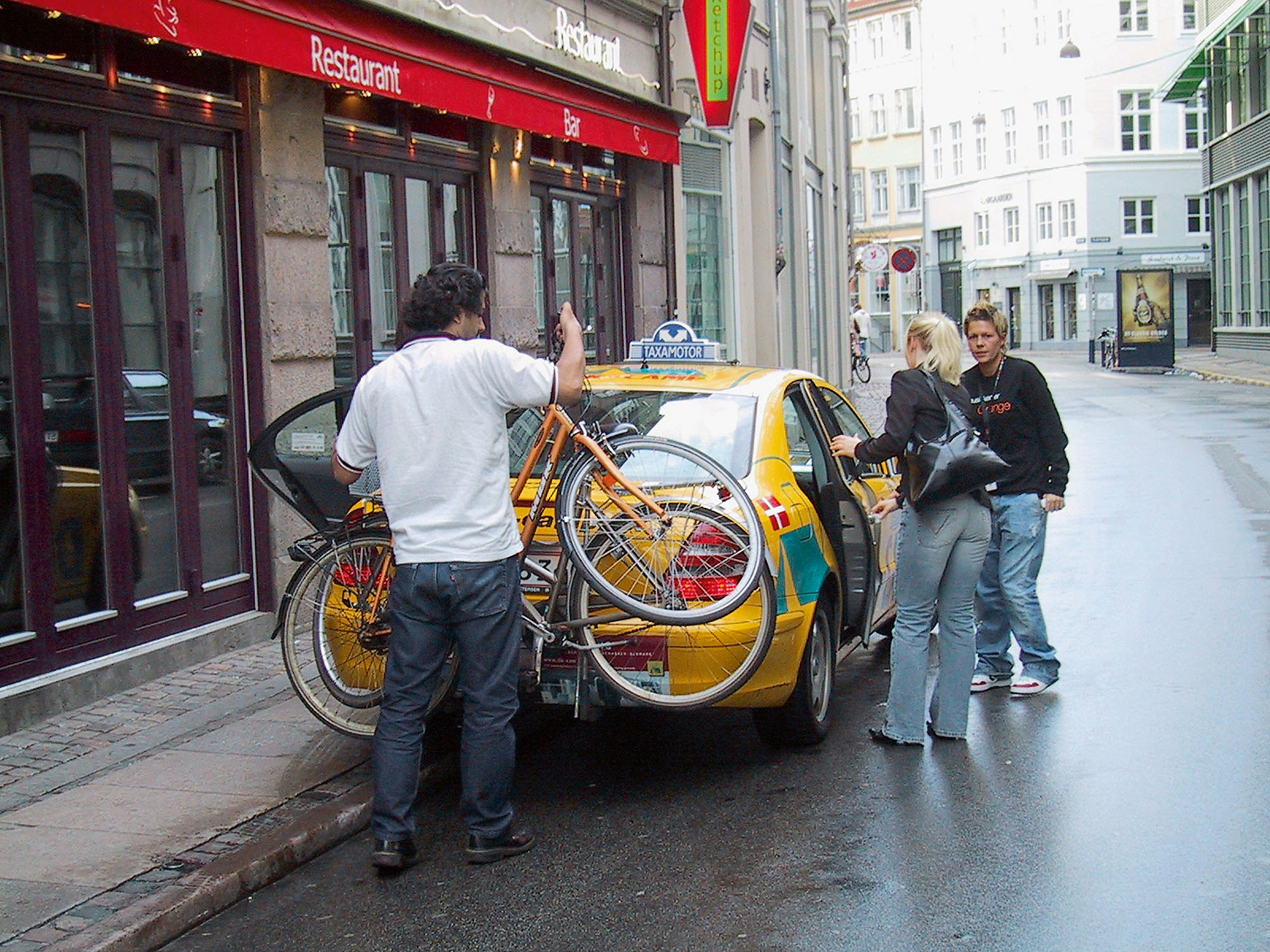 Die kombinierte Nutzung von Rad, öffentlichen Verkehrsmitteln und Taxis erleichtert das Pendeln in der Stadt.