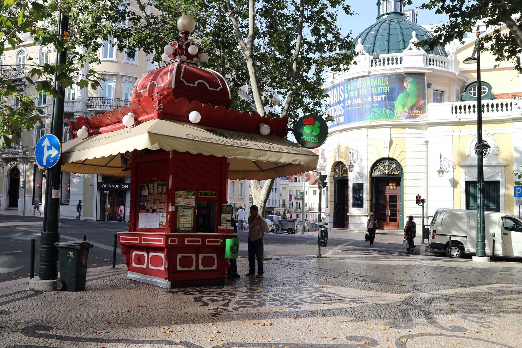 Der knallrote Kiosk wurde 1925 gegenüber des Teatro Tivolis in der Avenida da Liberdade errichtet.