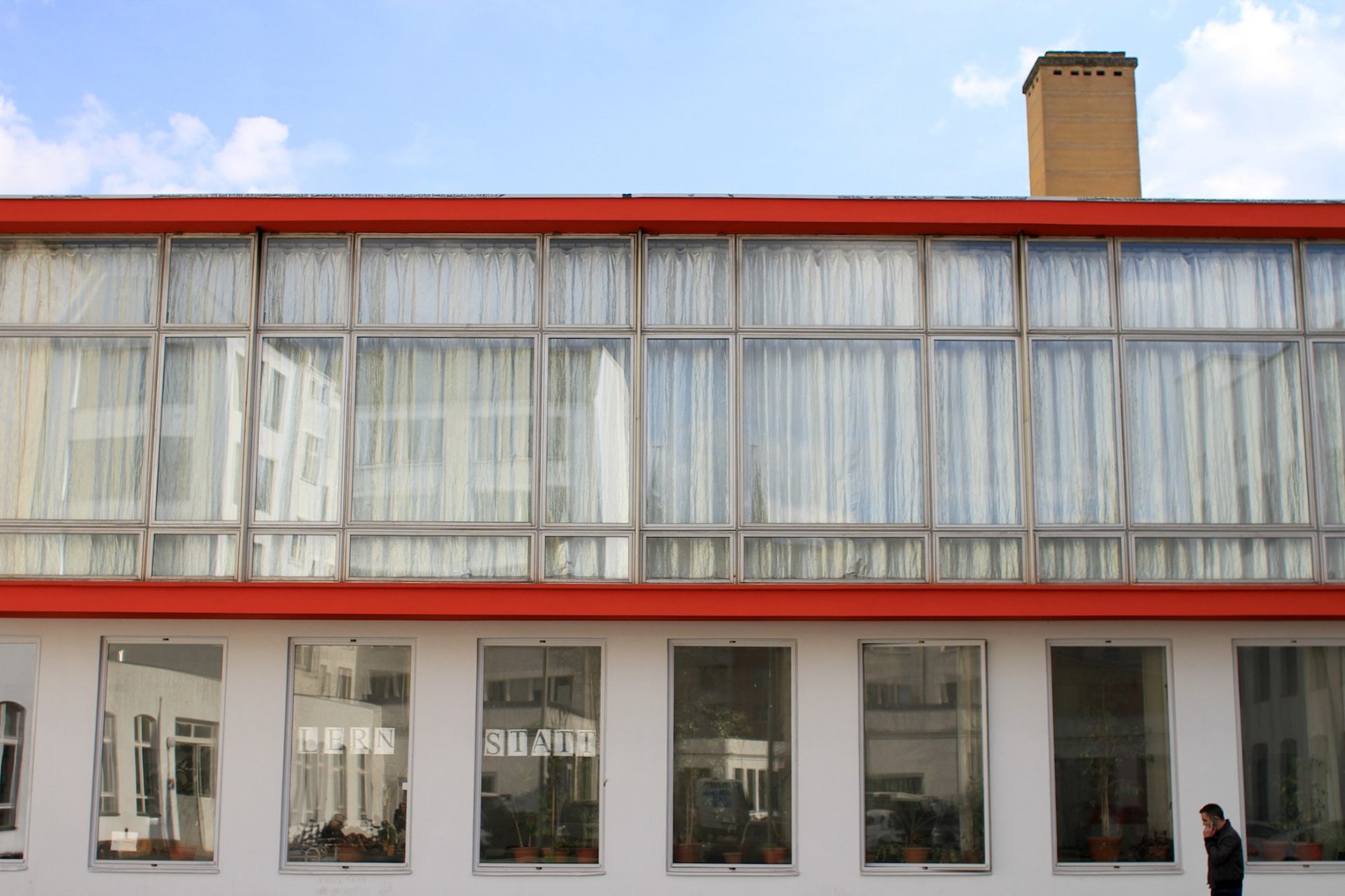 Der Projektraum. Der erste architektonische Eingriff von Klaus Kirsten bei den Neubauten des Rotaprint-Geländes: das gläserne Zentrum der Firma. Die umlaufende rote Rahmung der Glaskiste entsprach der Farbgebung des Firmenlogos.