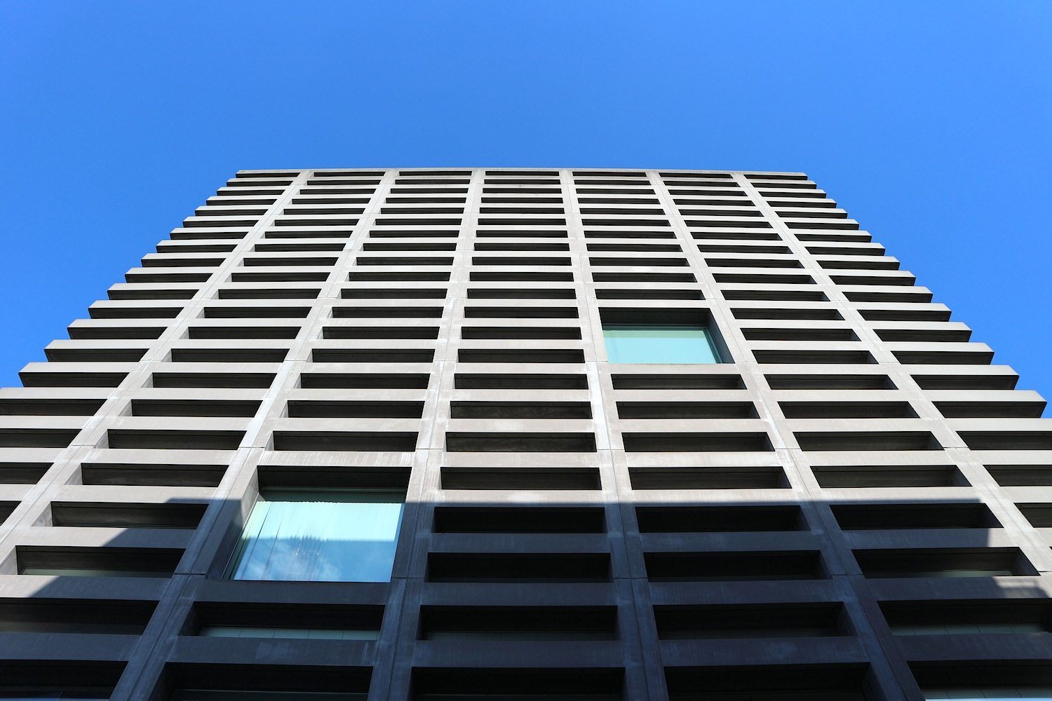 MVRDV / PBT, 2002. Oft ist die Architektursprache der Rotterdamer farbenfroh-fragil. Bei diesem Projekt setzten sie auf Ruhe und die robuste Kraft des Betons. 