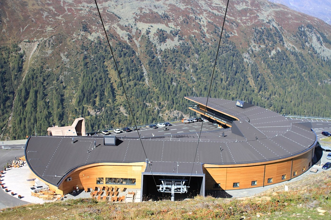 Das Top Mountain X-Crosspoint ist Mautstation, Restaurant, Museum und Gondelstation zugleich. Der verantwortliche österreichische Architekt Michael Brötz entwarf einen geschwungenen Bau, der sich auf die regional-alpine Holzbauweise bezieht. 