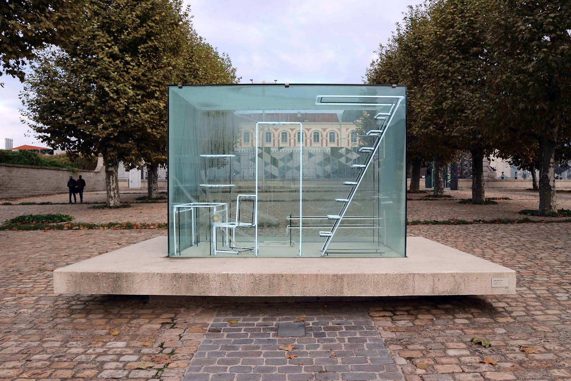 Natalie Talec entwarf diese Unterkunft in Anlehnung an Le Corbusiers Modulor-Leitlinien. Die Künstlerin materialisiert die Möbel durch Licht.