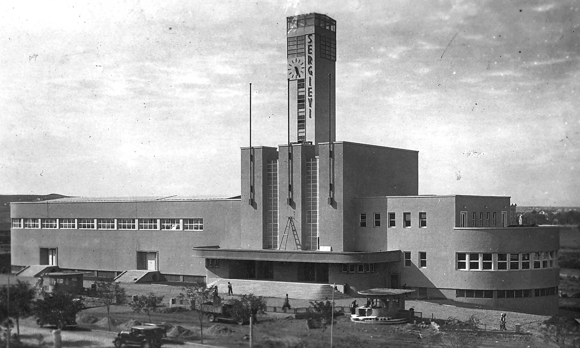 Das staatliche Ausstellungszentrum, errichtet 1934 in der Frührepublik. Neoklassischer Umbau zur Staatsoper von Paul Bonatz 1948.