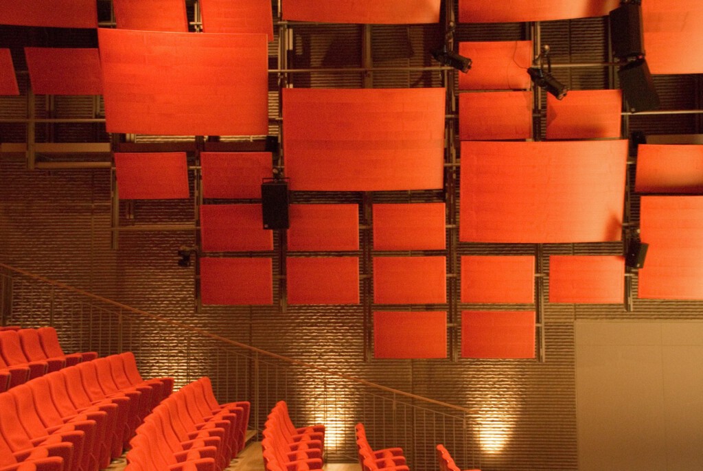 Das Auditorium fasst 300 Personen, hat einen Regieraum und Simultanübersetzerkabinen und eignet sich für Symposien, Präsentationen, Musik- und Theaterveranstaltungen.