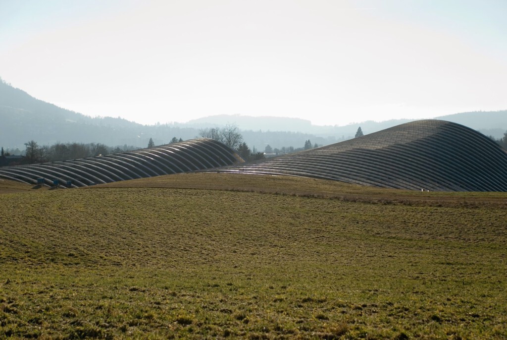 Es wurden 1.100 Tonnen Stahlträger und 1.000 Tonnen Armierungsstahl und 10.000 Kubikmeter Beton verbaut.