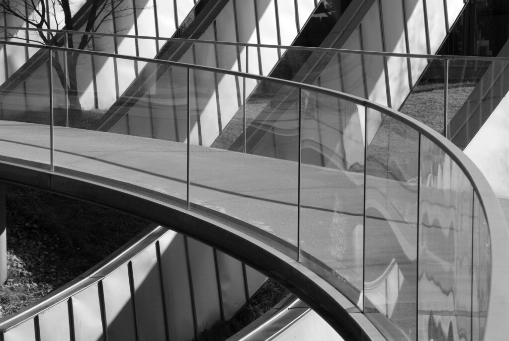 Das Tragwerk besteht aus Stahlbeton, Stahl und Aluminium.