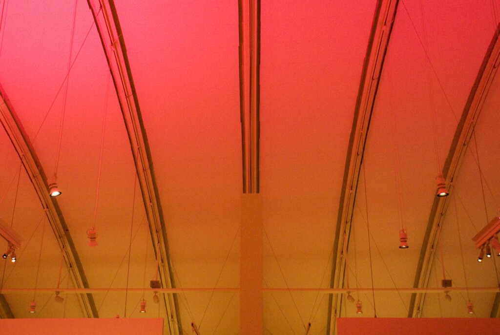 Natürliches Licht war weder für das Auditorium noch für das Museum erwünscht – die Ausstellung ist in gedämpftes, kontemplatives Licht getaucht.