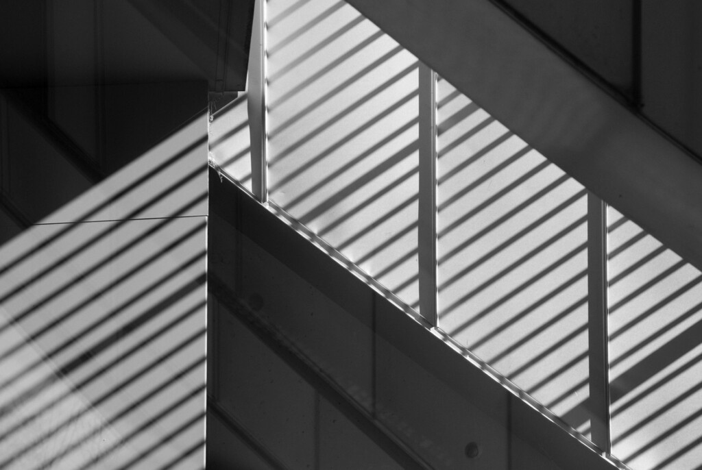 Licht- und Schattenspiel durch die große Glasfassade.