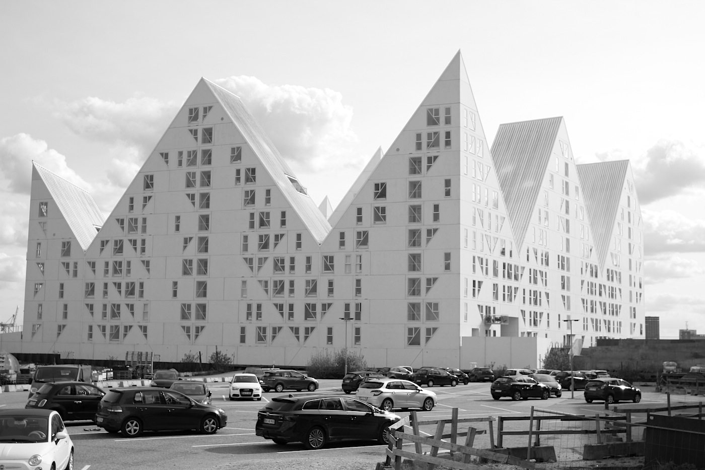 wurde von den vier Architekturbüros Julien de Smedt JDS (Kopenhagen), Louis Paillard (Paris), SeArch (Amsterdam) und CEBRA (Aarhus) entworfen.