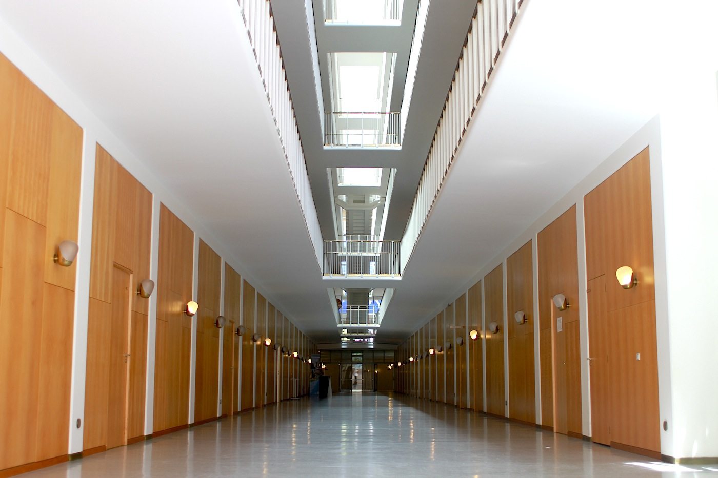 symmetrisch und einheitlich sind Bürotrakte und die anderen Bereiche des Gebäudes gestaltet. 