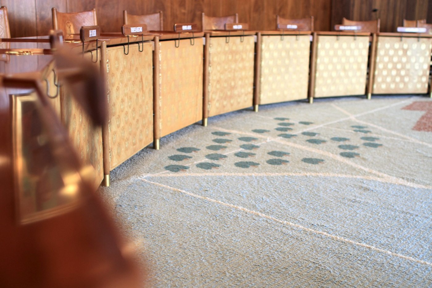 Der Ratssaal. Ein prächtiger mit kubanischem Mahagoni verkleideter Raum mit einem 250 Quadratmeter großen Noppenteppich, auf dem die Stadt von Aarhus als Karte eingearbeitet worden ist.