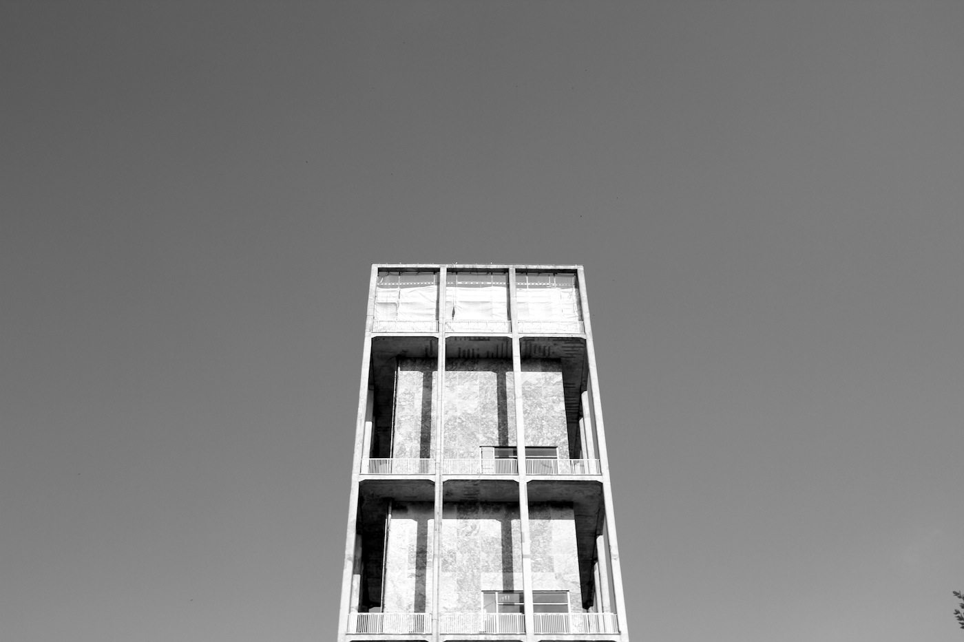 Rathaus Aarhus. Entworfen von Arne Jacobsen und Erik Møller, die auf diese Weise den skandinavischen Funktionalismus mit geprägt haben. Der Turm ist 60 Meter hoch. Das Rathaus wurde 1941 fertiggestellt und 1995 als Denkmal deklariert.