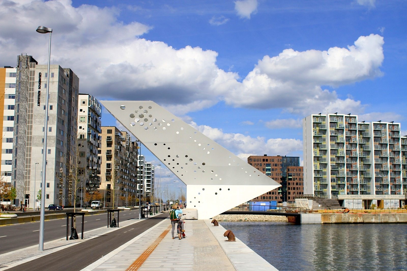 von Dorte Mandrup Arkitekter. Das Büro wurde von Dorte Mandrup-Poulsen 1999 gegründet und hat seinen Sitz in Kopenhagen. Sie hat Architektur an der Aarhus School of Architecture studiert und hat einige Jahre bei Henning Larsen Architects gearbeitet. Die Architektur des Büros zeichnet sich auch durch ein skulpturales Zusammenspiel von Formen und Materialien aus.