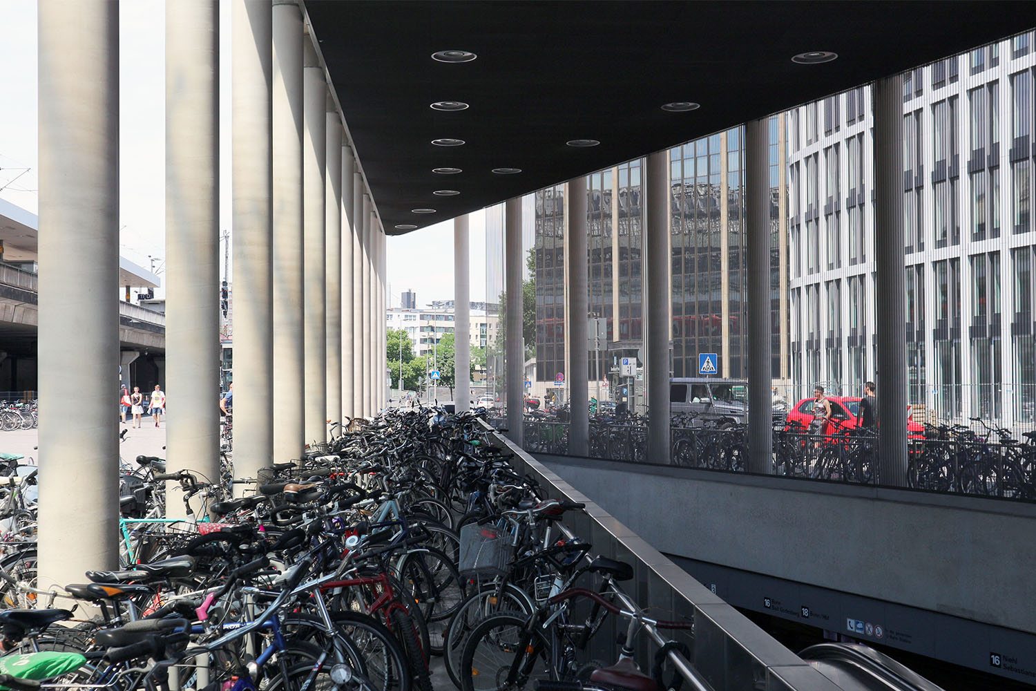 Gestaltung durch Büder + Menzel Architekten, Brühl / Köln. Der neu entstandene städtische Platz bildet das Entree zu den Eingängen des Hauptbahnhofes und der neuen Haltestelle. 