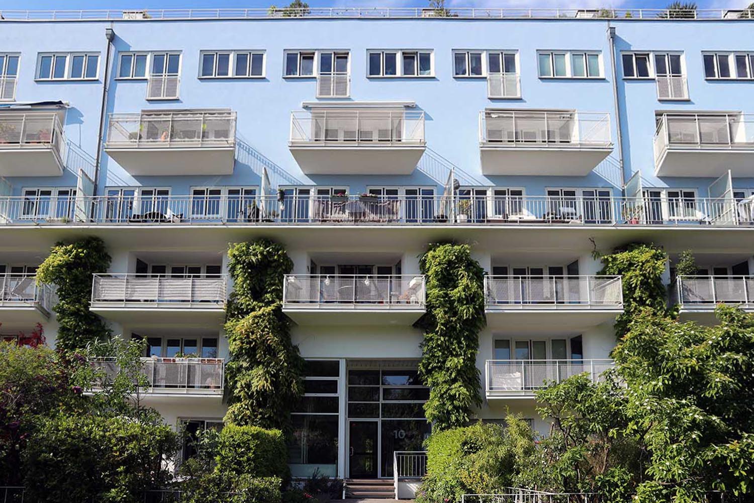 Im MediaPark 10, Wohnungen, 1996. Steidle+Partner Architekten (jetzt Steidle Architekten), München. Der Außenbereich wurde mit großen Balkonen, Dachterrassen auf der Südseite, Pergolen und Laubengängen im Norden gestaltet. 