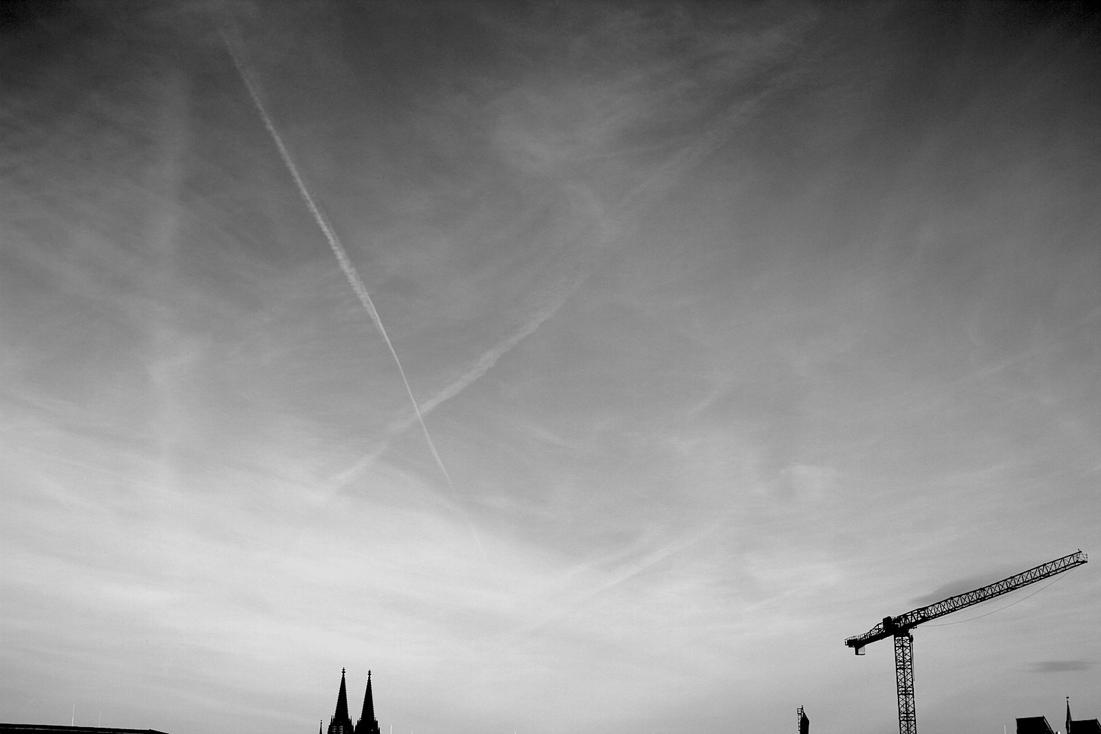 Der Himmel über Köln. besteht gerne aus Kränen und der Hohen Domkirche Sankt Petrus (besser bekannt als "der Dom"), was angesichts der Höhe seiner Doppeltürme von 157 Meter nicht überrascht. So oder so: für den Koelnmesse-MediaPark-Gang sollte man sich Zeit nehmen und sich von Ein- und Aussichten überraschen, wie diesem von der Anhöhe des Spielplatzes MediaPark.