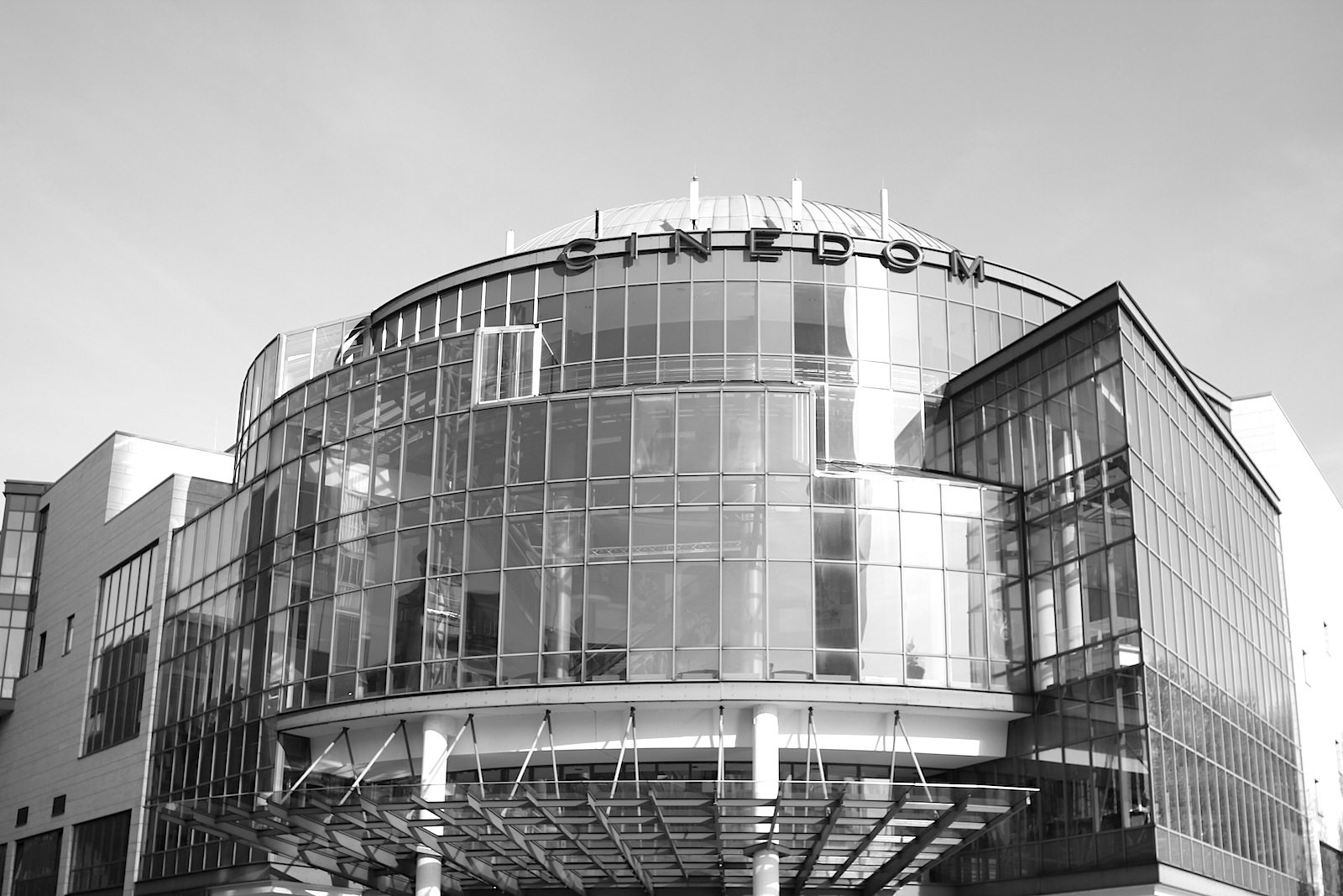 The glass rotunda of the multiplex cinema was designed by Zeidler Partnership Architects.