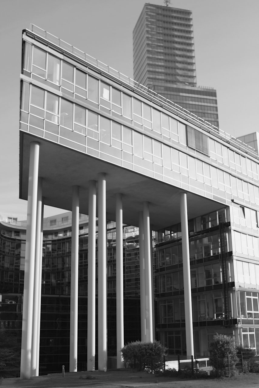 Im MediaPark 6, 2001. Die Hauptkerne befinden sich im Zentrum der beiden Gebäudeflügel und ermöglichen dadurch für die Bürozone, sowie für die Mietparteien kurze Wege. 