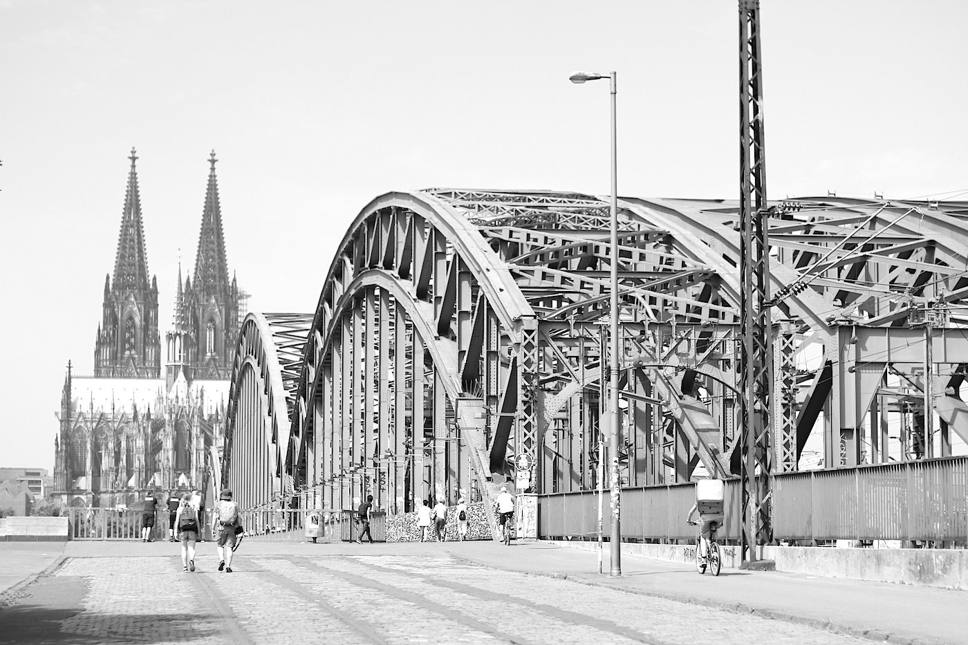 Dom von Osten. mit der 1911 errichteten Hohenzollernbrücke. Franz Schwechten entwarf die Portale und Türme; Friedrich Dircksen, Fritz Beermann (EBD Köln) waren für die Stahlbögen und Konstruktion verantwortlich. Die Bogenbrücke ist knapp 410 Meter lang und knapp 30 Meter breit.