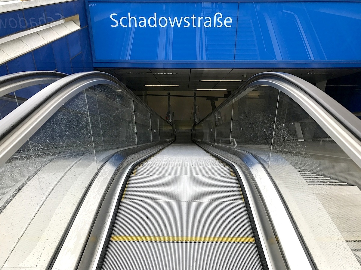 Station Schadowerstraße. "Turnstile" von Ursula Damm