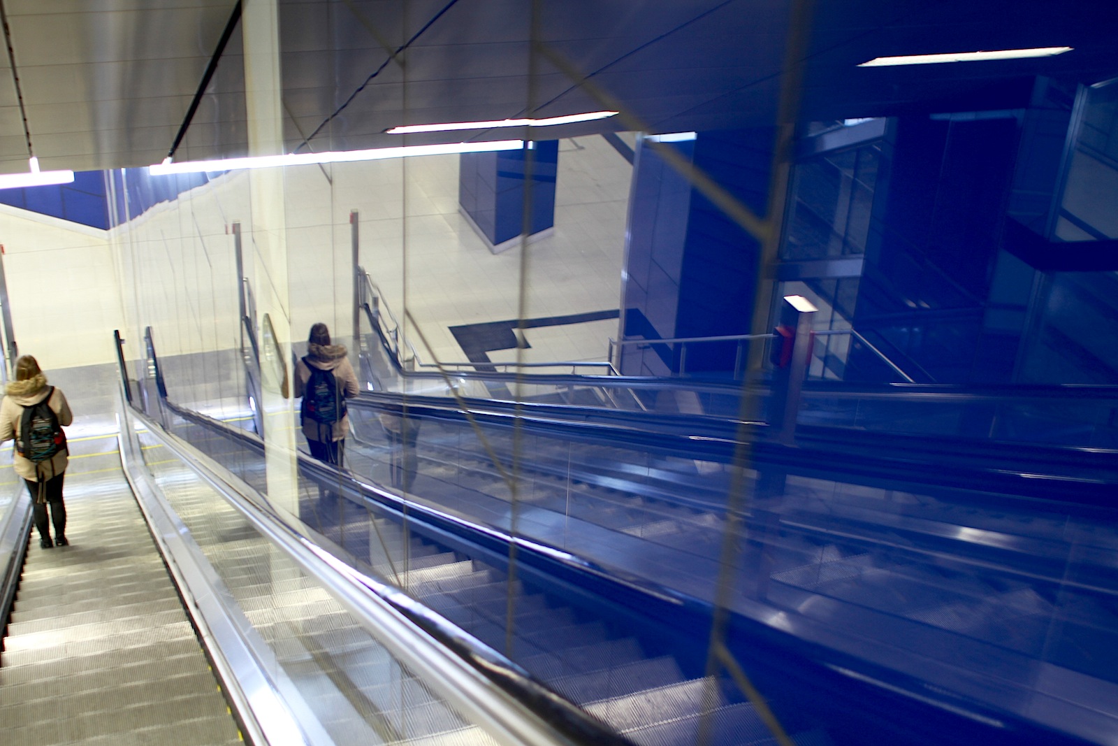 Station Schadowstraße. In die blauen Glasflächen sind z. T. raumhohe Platten eingebaut ... 
