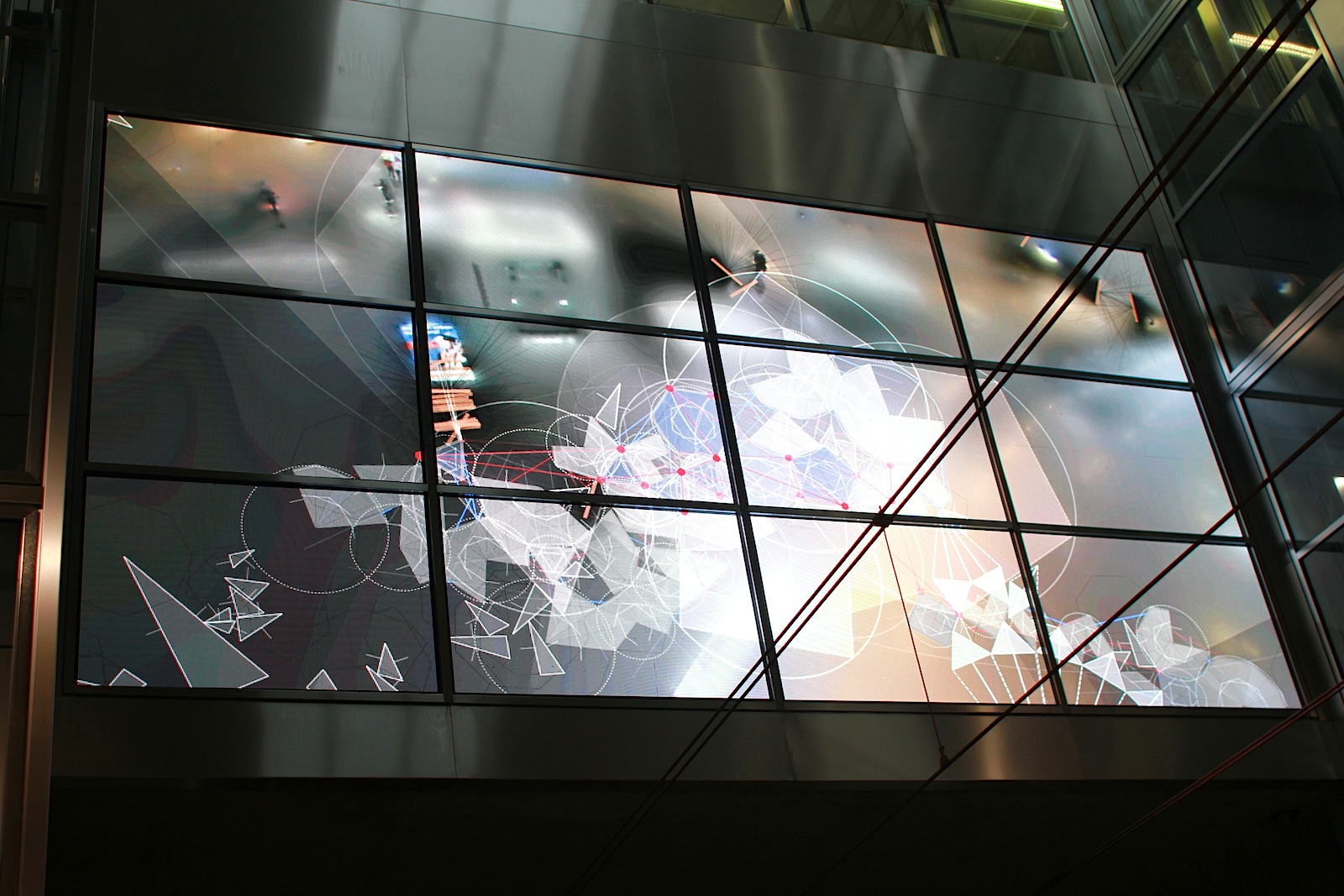Station Schadowstraße. Die zentrale Projektionsfläche ist in die große Stirnwand des Bahnhofs integriert, wo ein reaktives, digitale Video in Echtzeit generiert wird. 
