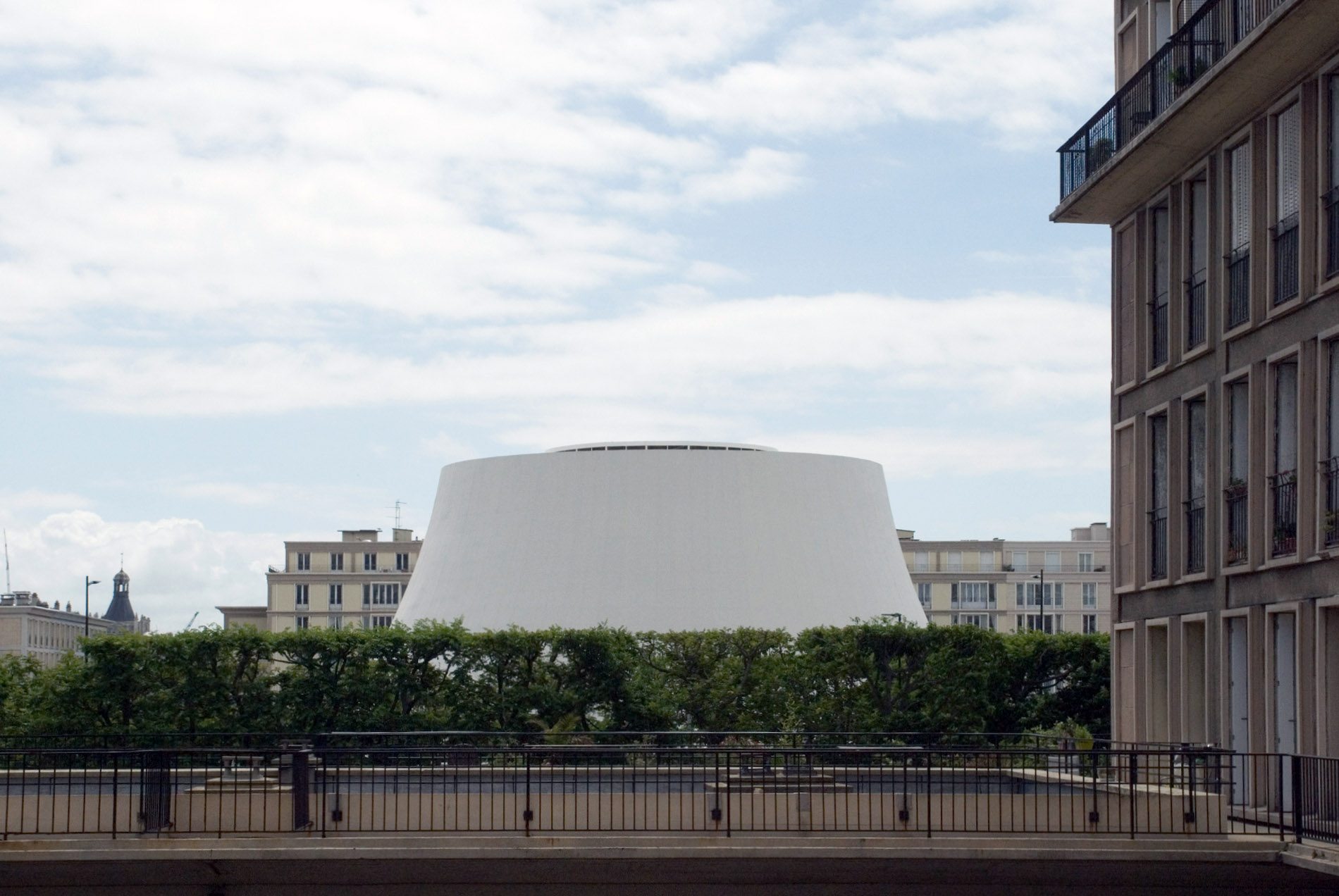 Le Volcan. 2014 wurde das Ensemble umfassend saniert. Seitdem befindet sich im "großen Vulkan" die Scène Nationale und eine Bar im Retro-Style. Es ist das größte Gebäude mit hyperbolischen Formen. Im "kleinen Vulkan" sind seit 2015 die Bibliothek und Mediathek von Le Havre beheimatet.