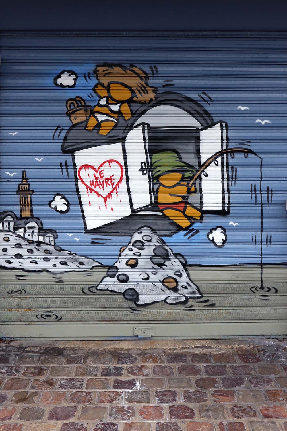 An der Fassade gibt es Street Art des Künstlers Jace.