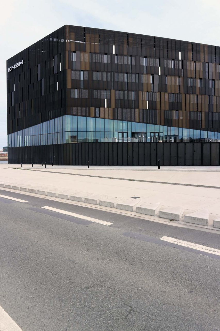 Parcours Les Bassins. Seit 2015 markiert der schwarze Bau der École Nationale Supérieure Maritime (ENSM) Le Havre von AIA Associés den Anfang des neu entstehenden Quartiers.