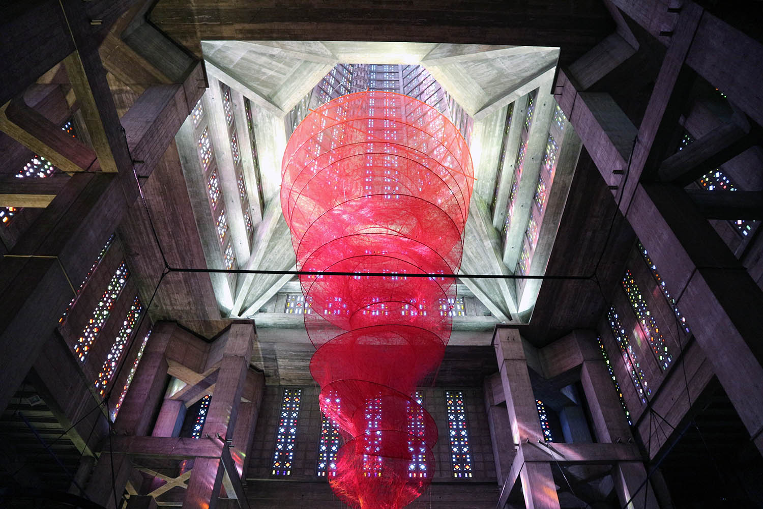 In Perrets Église Saint-Joseph hängt "Accumulation of Power" der japanischen Künstlerin Chiharu Shiota.