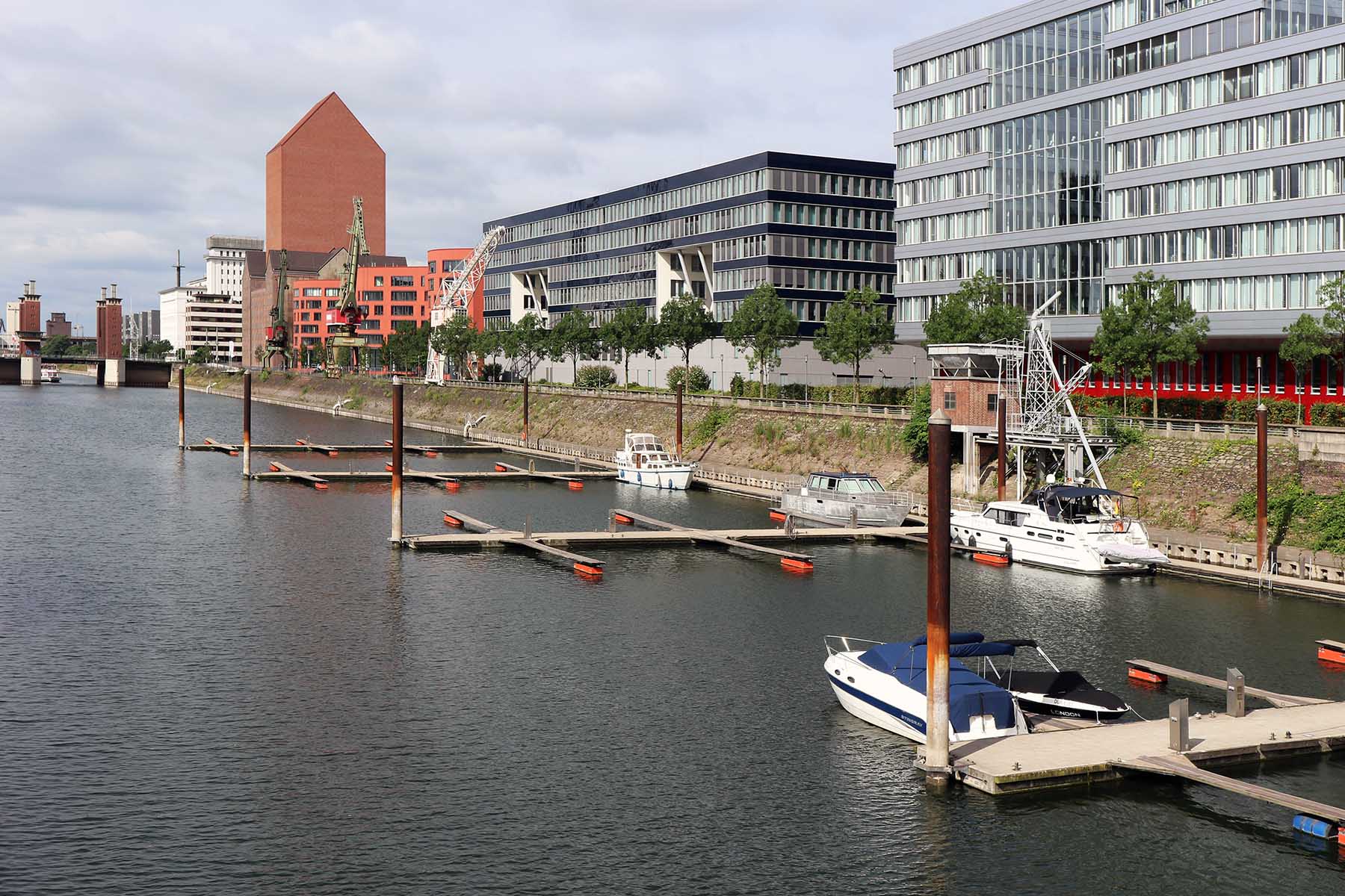 Innenhafen Duisburg. Marina mit dem hoch aufragenden Landesarchiv NRW von Ortner & Ortner Baukunst aus Düsseldorf.