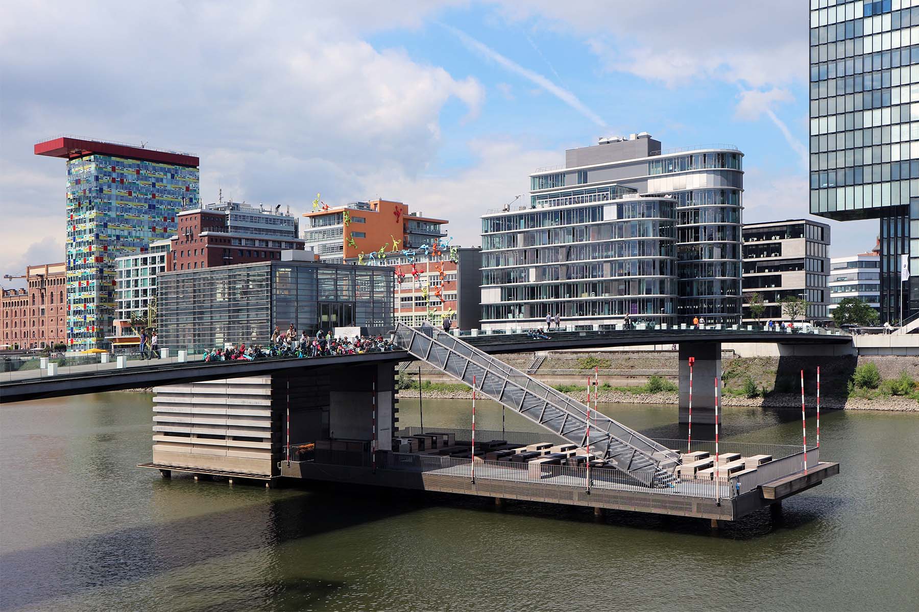 The Living Bridge. so der andere Name der 150 Meter langen Fußgänger- und Radfahrerbrücke von sop architekten im Auftrag von JSK Architekten, Frankfurt. Fertigstellung 2005.