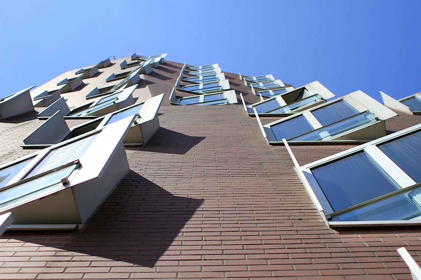 Neuer Zollhof 1–3. Jedes aus den Rundungen der Fassaden hervorspringende Fenster des skulpturalen Gebäudekomplexes entstand in Sonderanfertigung.