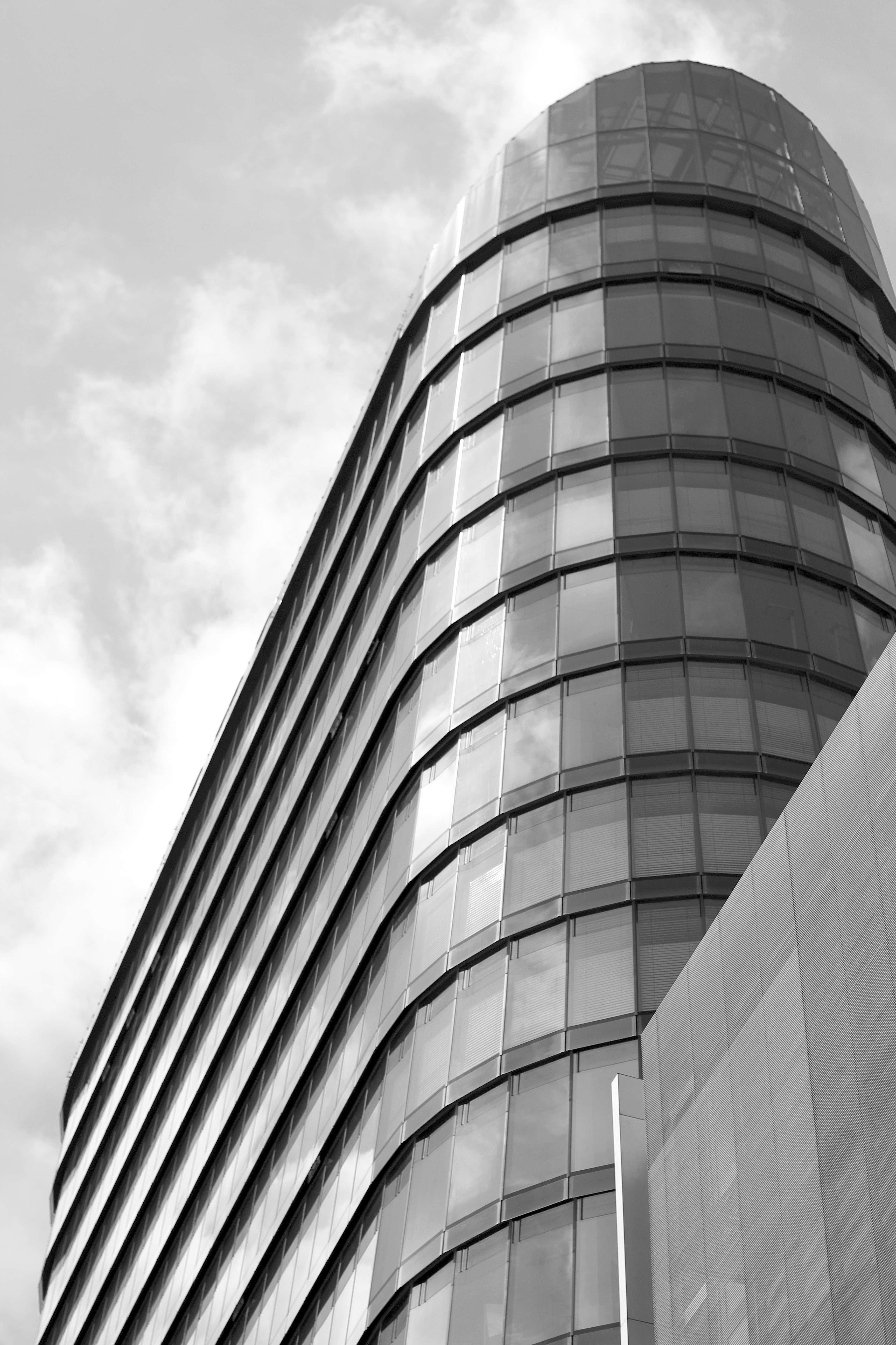 Von Murphy / Jahn, Chicago / Berlin. Fertigstellung 2010. 20-geschossiges Bürohochhaus mit insgesamt 75 Meter Höhe.