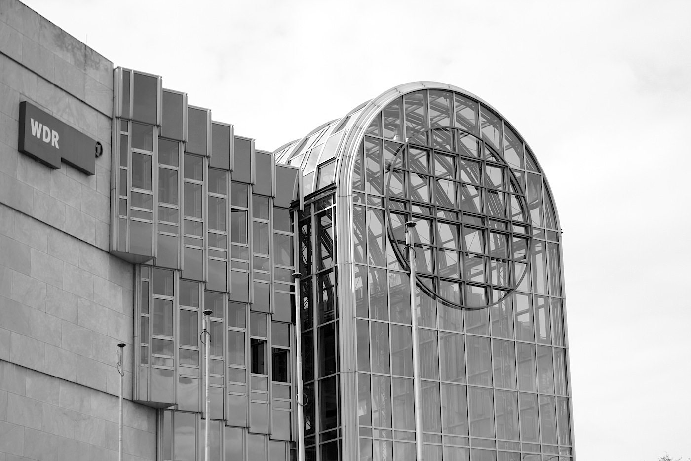 Westdeutscher Rundfunk, Funkhaus. Die 25 Meter hohe
verglaste Eingangshalle soll einem Volksempfänger ähneln.