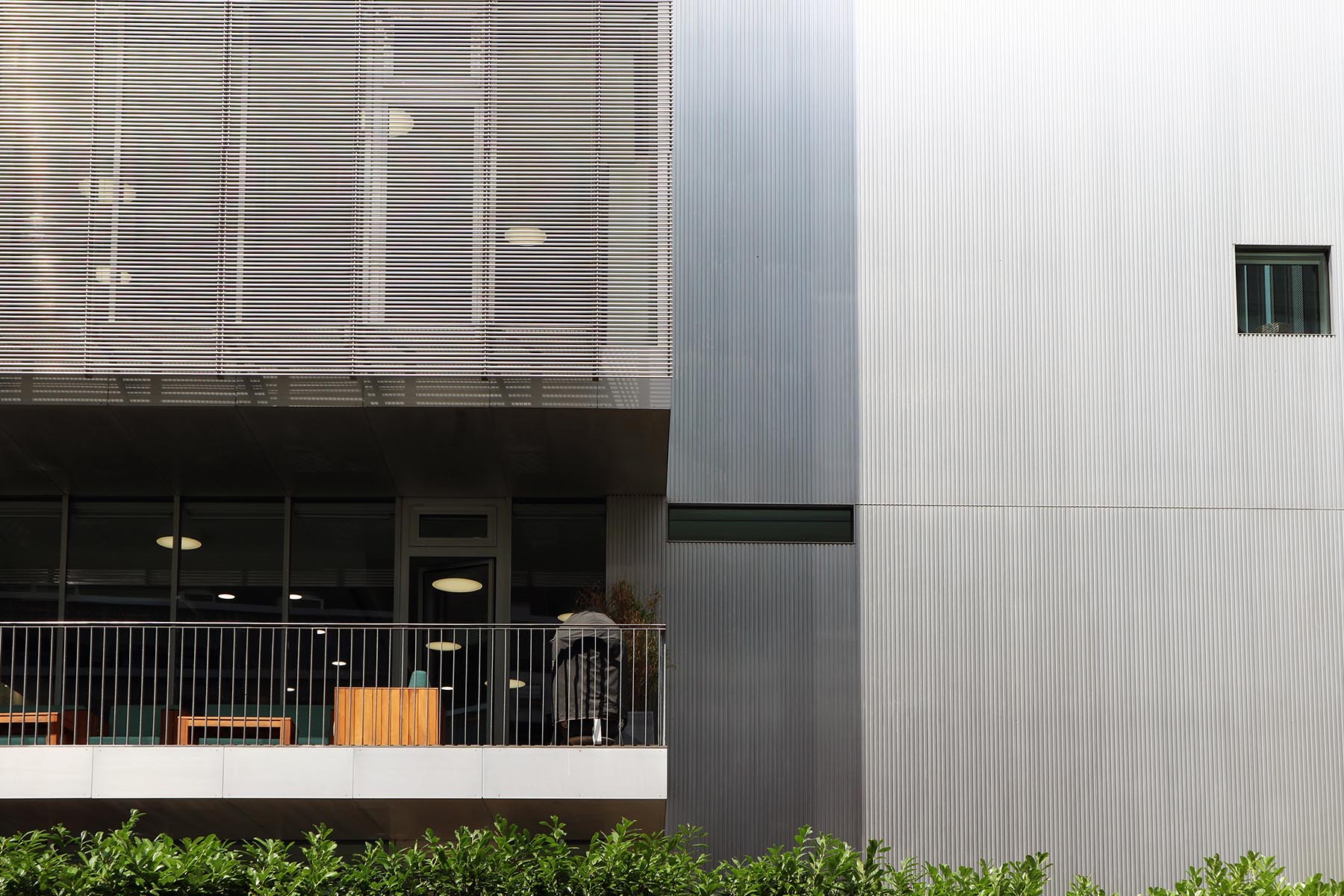 Maki-Solitär. Der achtgeschossige Kubus des japanischen Pritzker-Preisträgers hat eine feingliedrige Fassade aus Aluminium und Glas. 
